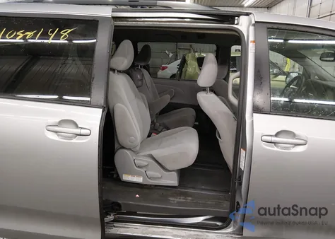 2015 Toyota Sienna Le 8 Passenger z USA, uszkodzony, nr VIN 5TDKK3DC5FS651865